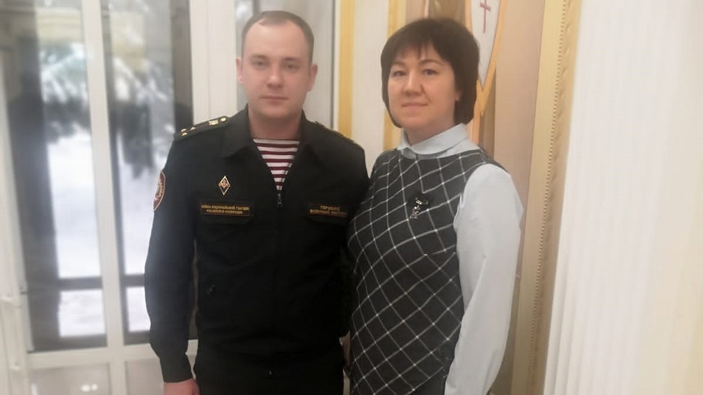 Губернатор Брянской области вручил ключи от новой квартиры сироте из Комаричского района