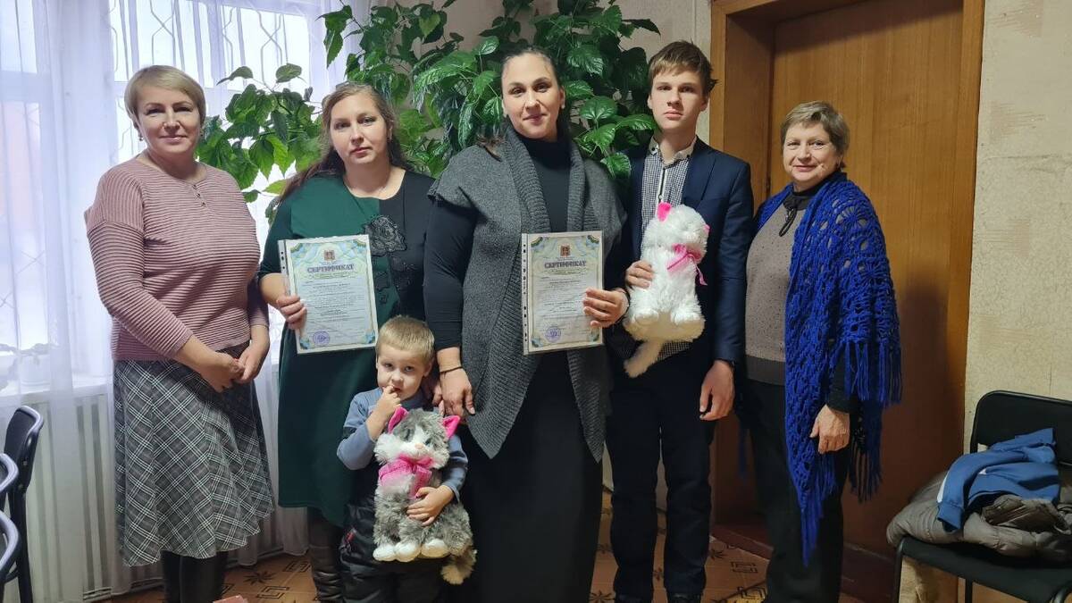 На Брянщине, в Суземском районе многодетным семьям вручили сертификаты на областной маткапитал