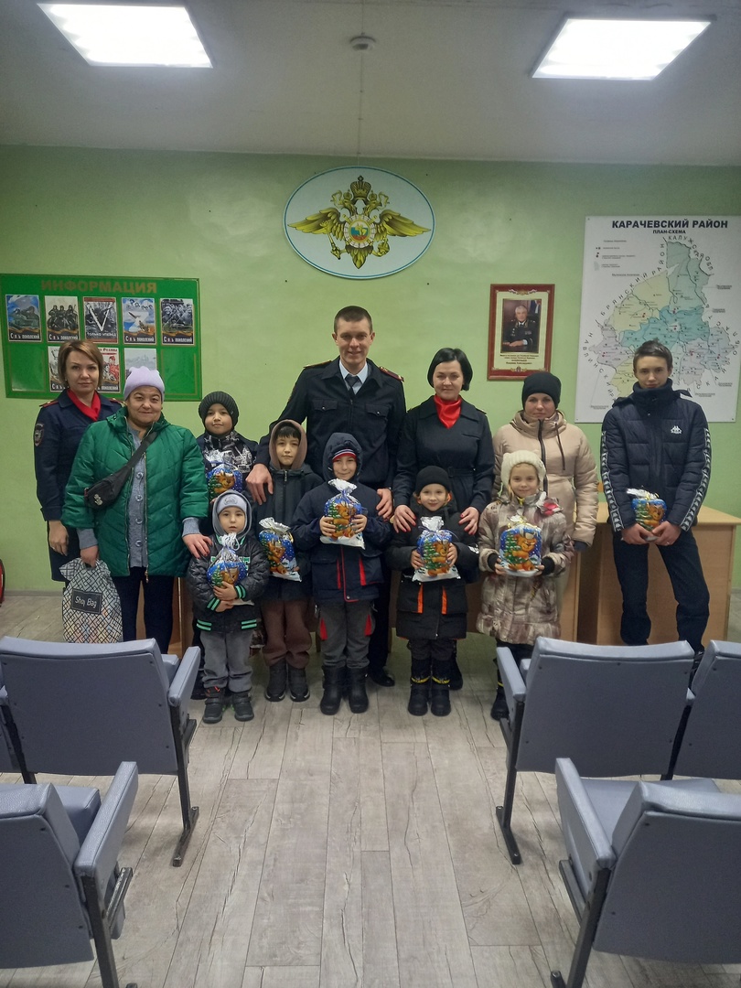 Карачевских детишек поздравил полицейский Дед Мороз