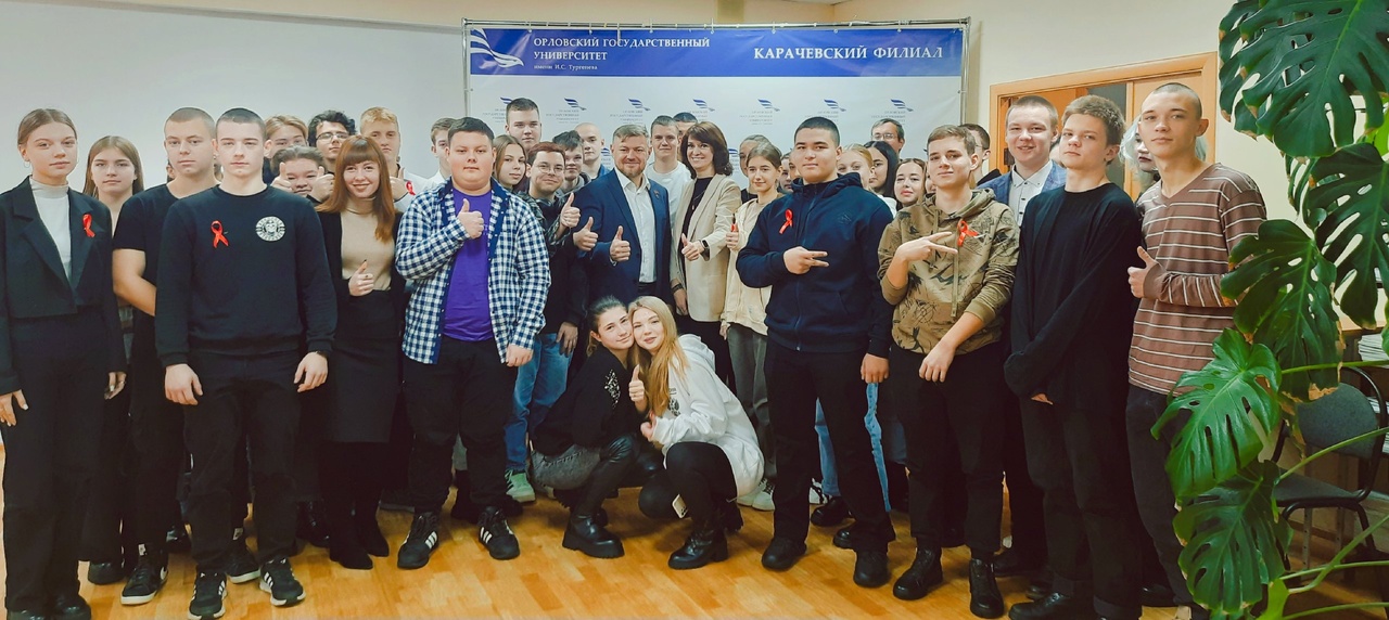 В День рождения «Единой России» депутат облдумы встретился с карачевскими студентами