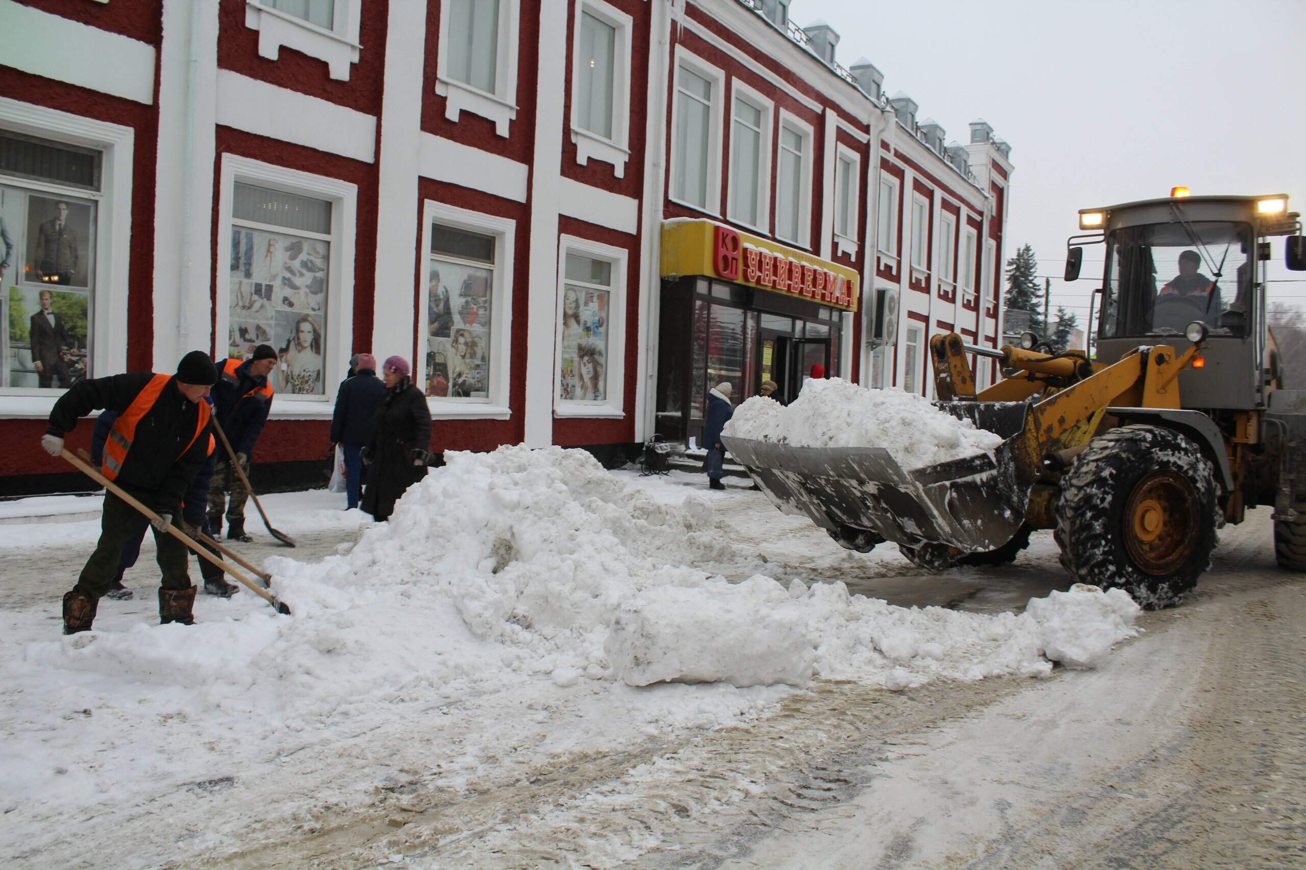 Карачевские коммунальщики на снежной передовой