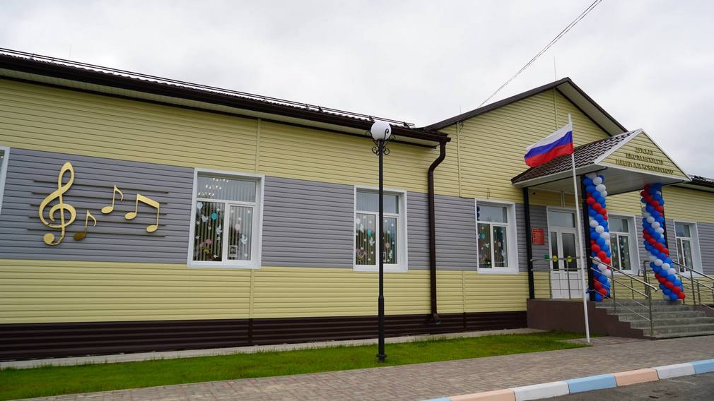 В 2023 году в Сураже после капремонта открыли ДШИ имени А. П. Ковалевского