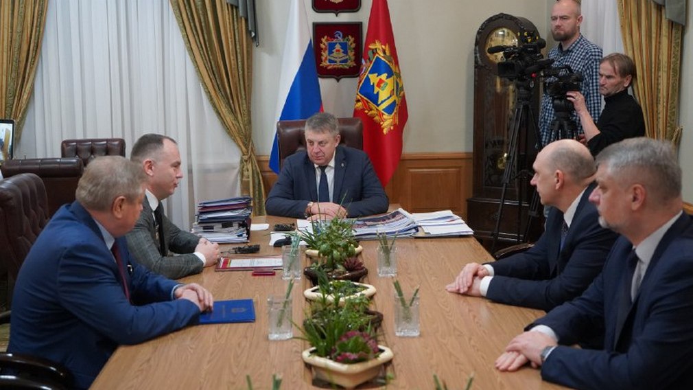 Александр Богомаз встретился с гендиректором АО «УК «БМЗ» Вадимом Яковлевым