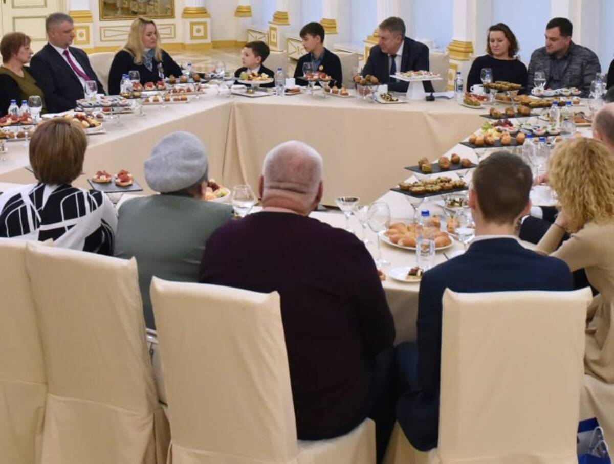 Александр Богомаз встретился с семьями героев, награжденных орденами Мужества посмертно