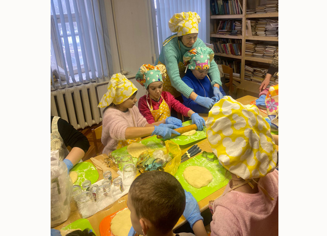 Брянские православные активистки и дети испекли для бойцов СВО печенье