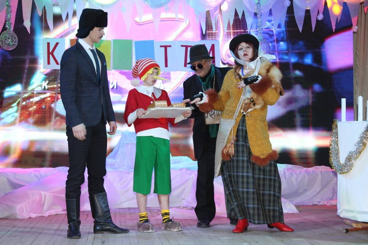 В Локотском ДК прошло театрализованное представление «Тайна новогодней открытки»