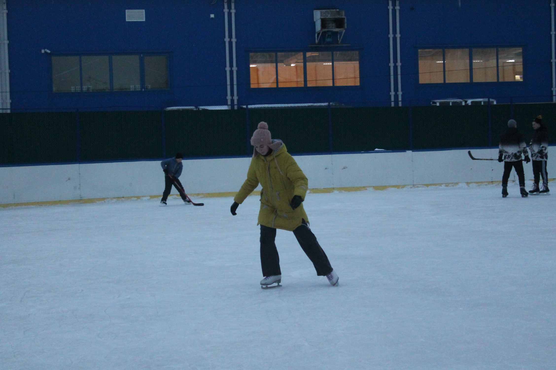В Карачеве возле районной администрации залили каток