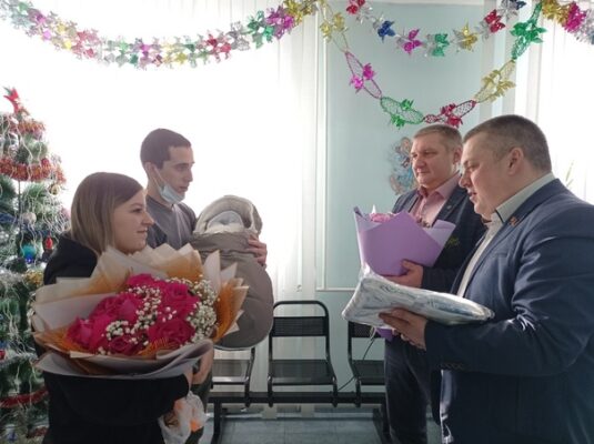 В Новозыбкове первому новорожденному в 2024 году вручили коляску