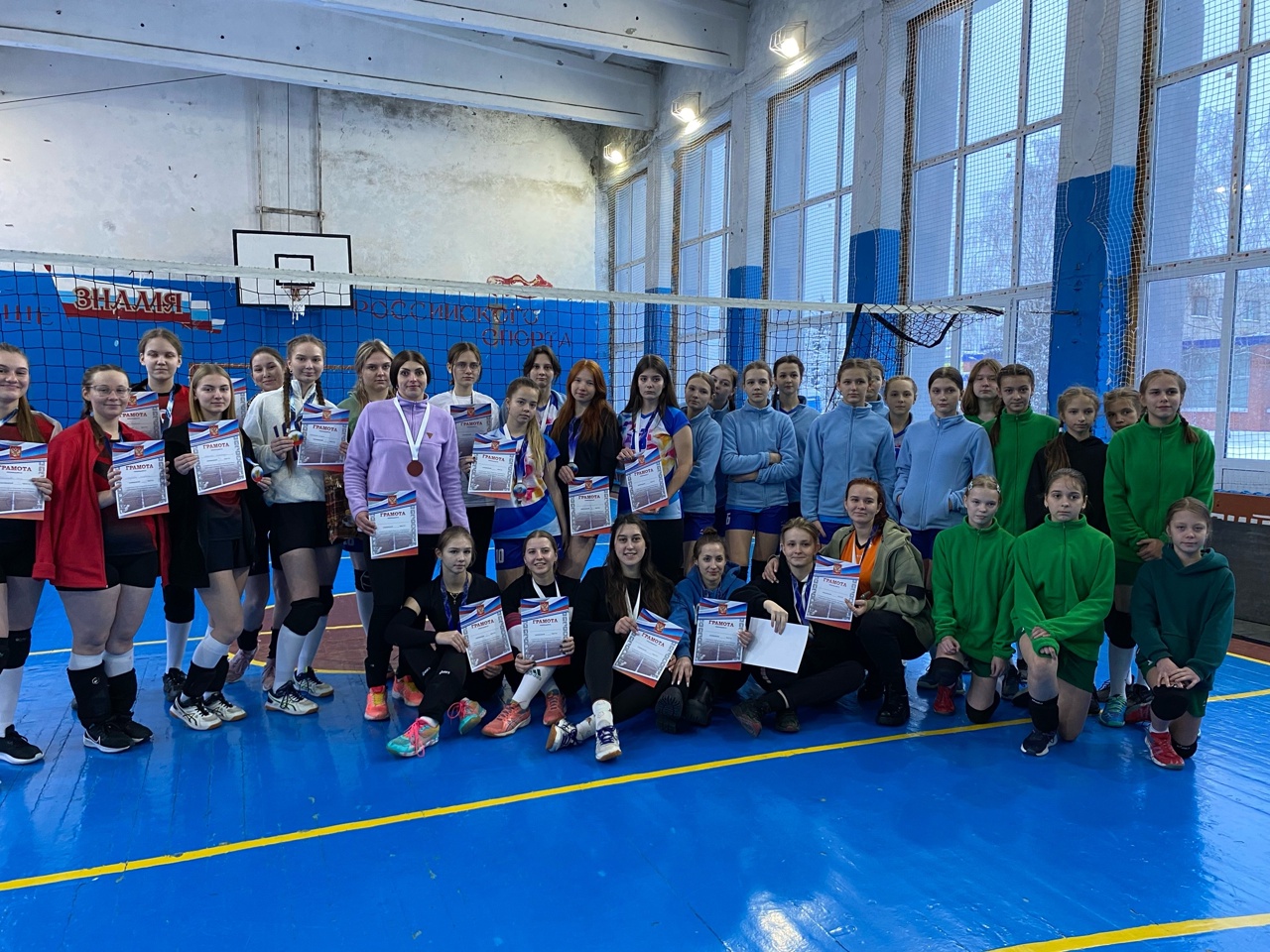 В зале  карачевской спортивной школы прошло первенство по волейболу