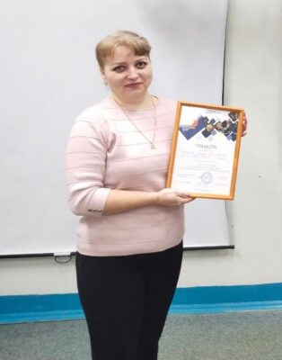В Унече преподаватель школы №1 О. В. Лукашова награждена грамотой Всероссийского народного проекта