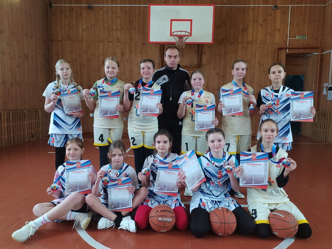 Карачевские юные баскетболистки сразились в рождественской игре