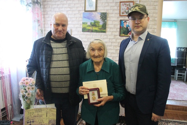 В Карачеве блокаднице  вручили Почетный знак «К 80-летию освобождения Ленинграда от немецких фашистов»»