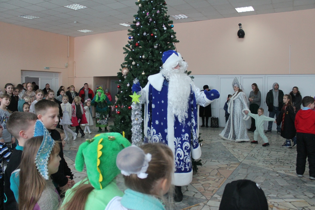 В карачевском районном Доме культуры прошел общегородской утренник «Чудеса у новогодней елки»