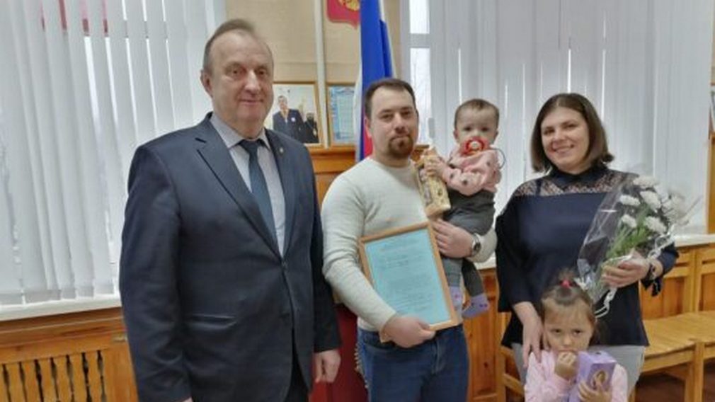 На Брянщине в Клинцовском районе молодой семье вручили сертификат на покупку жилья