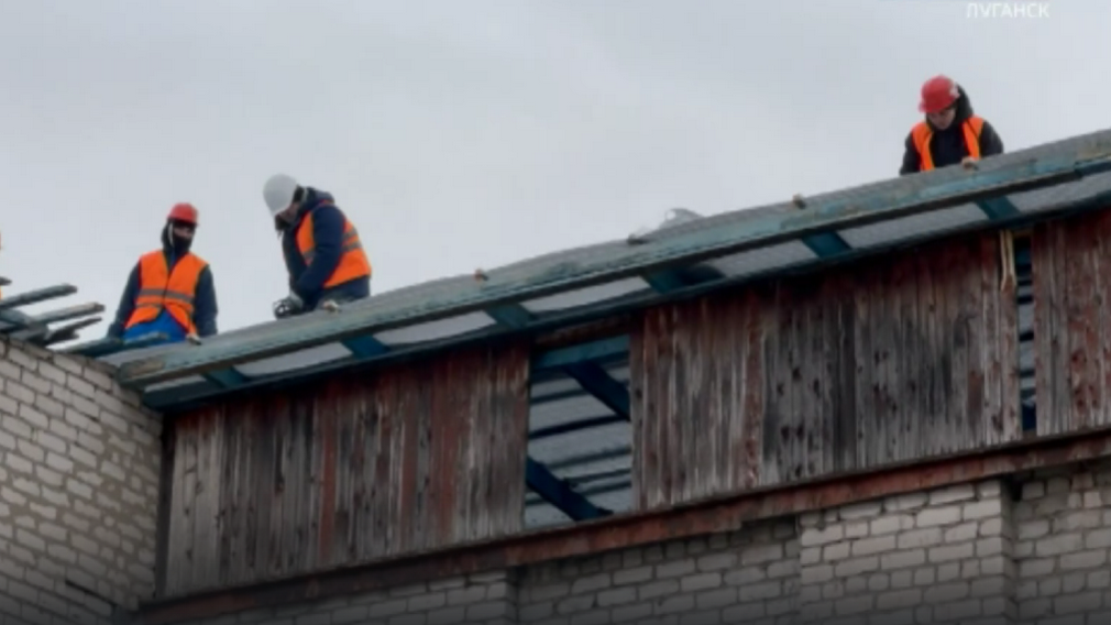 Брянские строители меняют крыши на домах подшефной Брянки