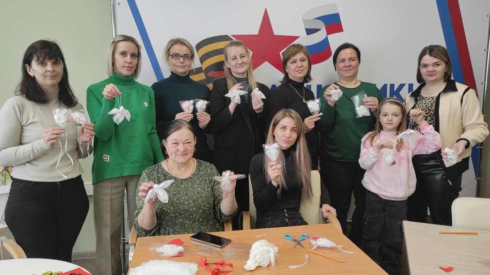 В Брянском филиале «Защитников Отечества» изготовили обереги для бойцов СВО