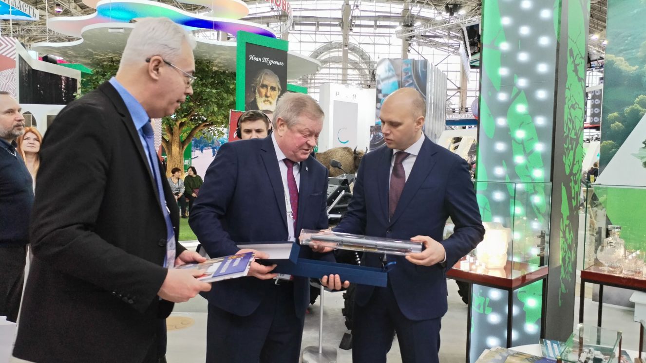 Заместитель министра промышленности и торговли РФ посетил стенд Брянской области на выставке Россия