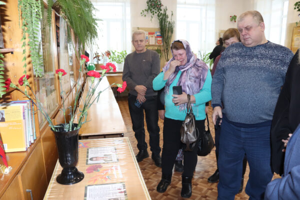 В Севской школе №1 открыли «Парты Героев» участникам СВО