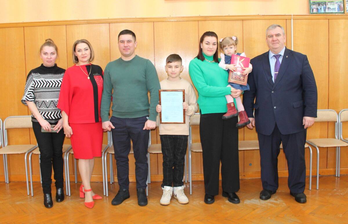 Брасовской молодой семье вручили свидетельство на улучшение жилья