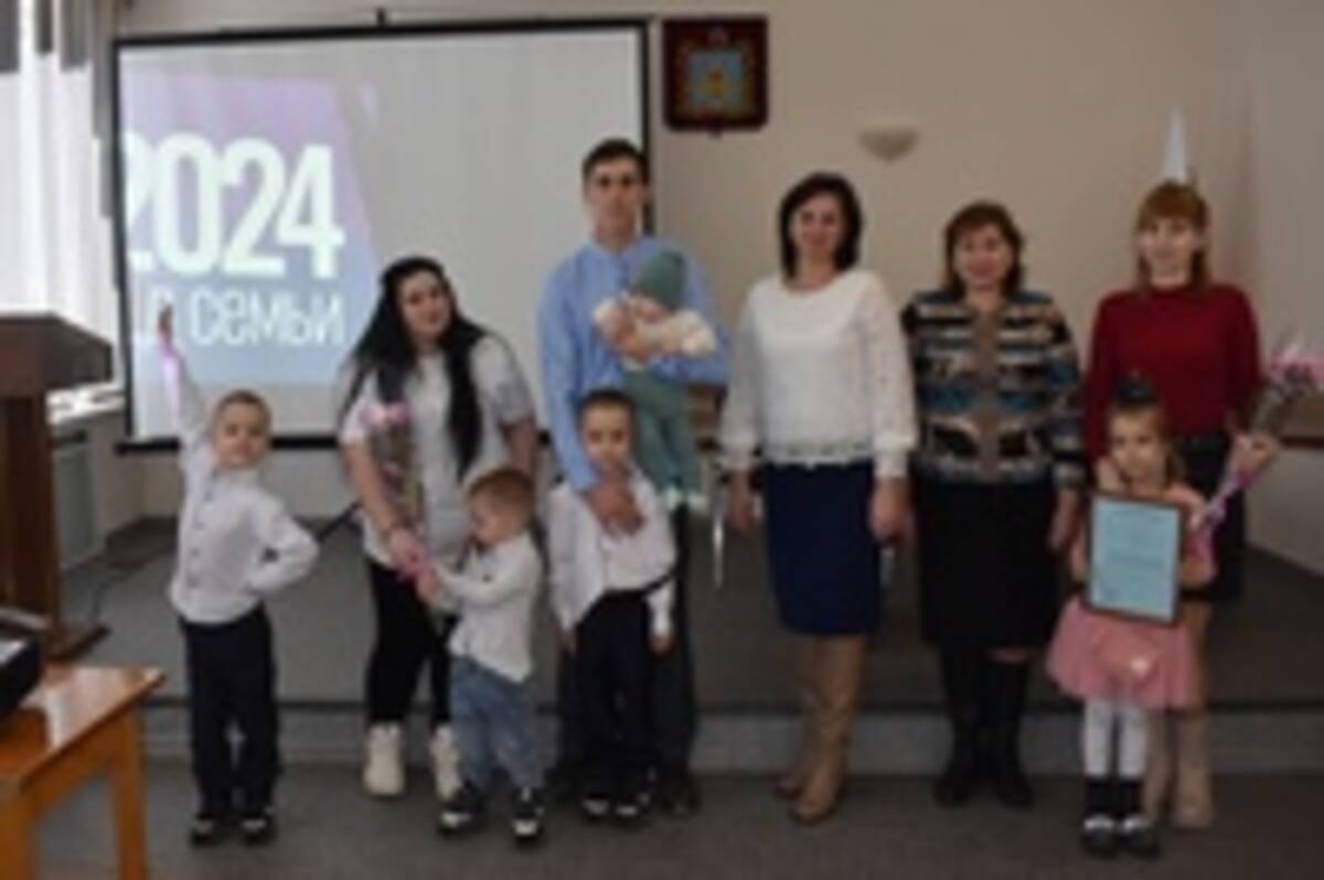 Многодетная семья из Клетни получила жилищный сертификат от государства