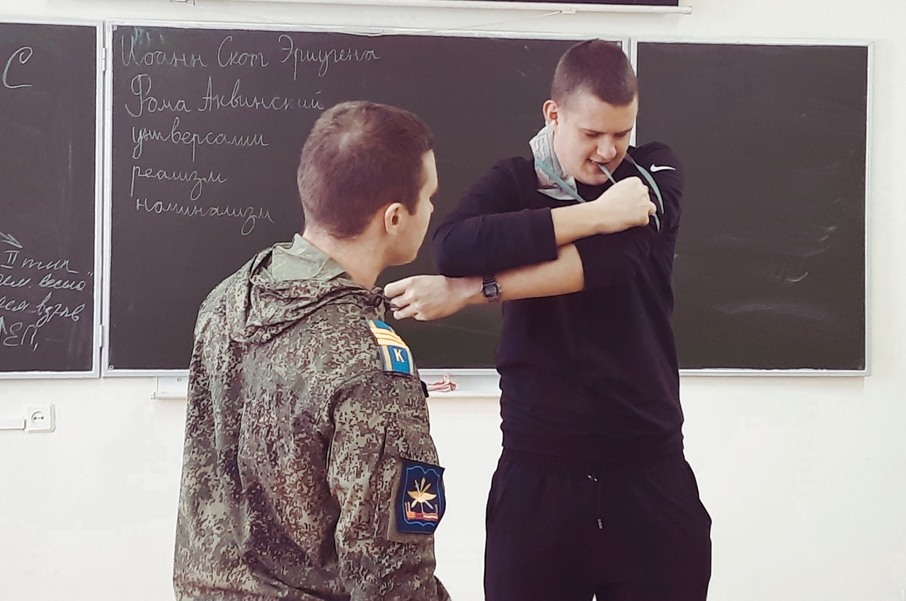 Для карачевских студентов провели занятие по начальной военной подготовке