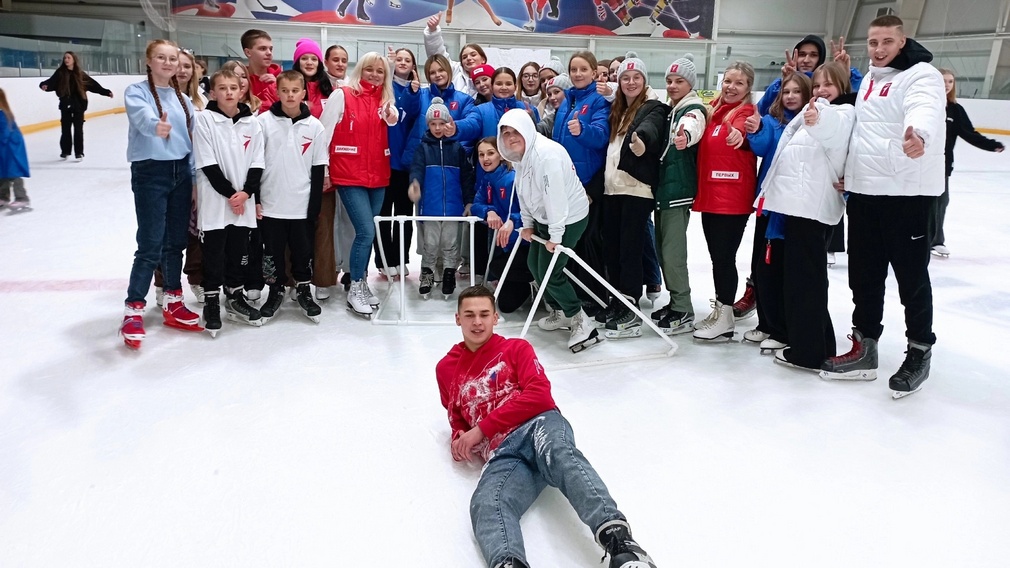 Участники «Движения первых» в Клинцах побывали на ледовой арене