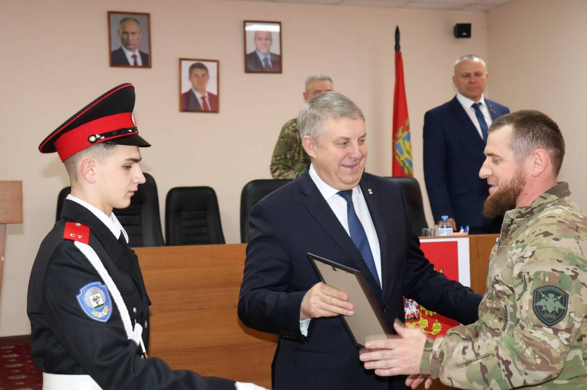 Александр Богомаз наградил военнослужащих полка «Ахмат-Россия»