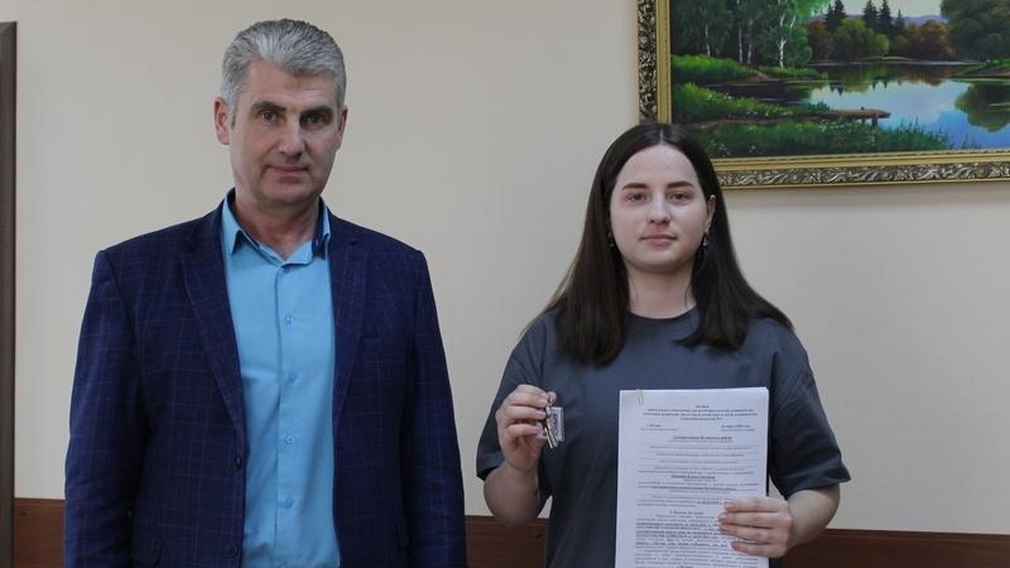 В Мглинском районе ключи от благоустроенной квартиры вручили сироте