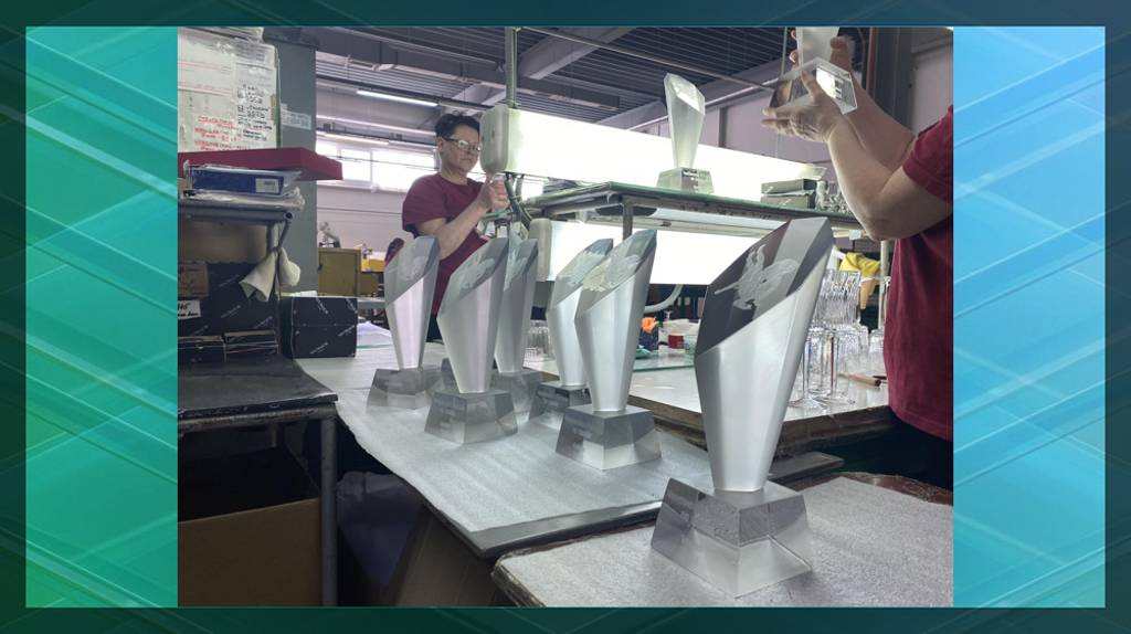 Кубки для чемпионов России по самбо изготовили брянские хрустальщики