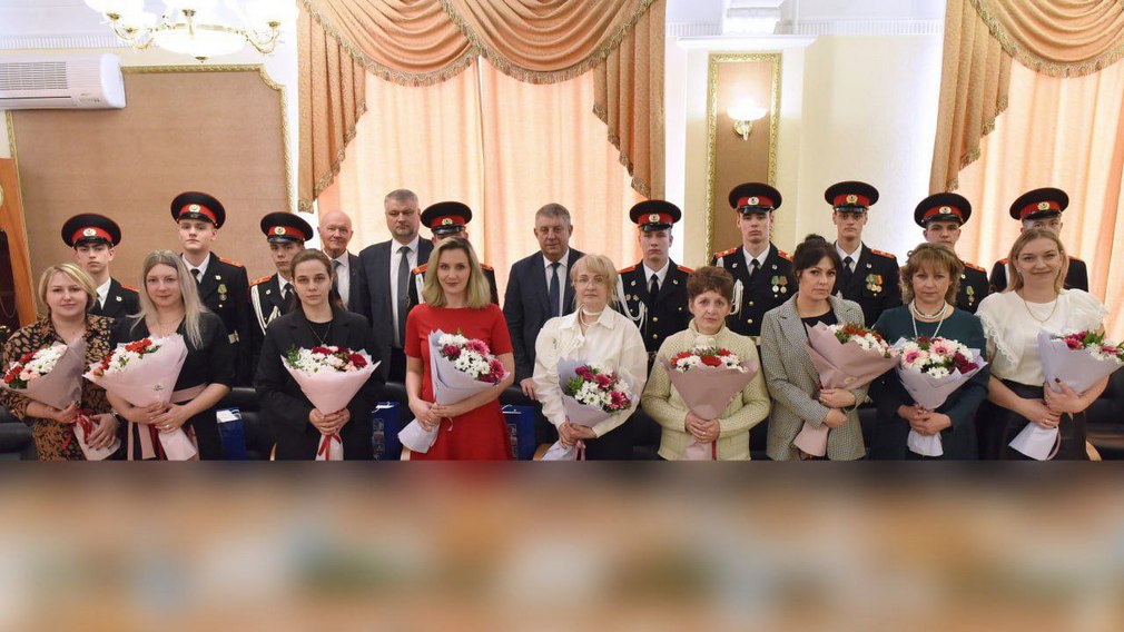 Александр Богомаз поздравил с наступающим 8 Марта матерей и жен бойцов СВО