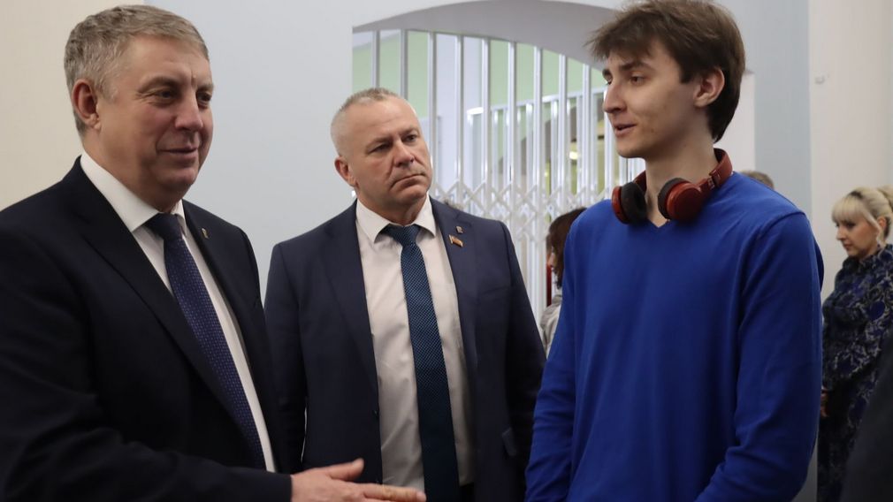 Руководители Брянской области посмотрели новаторский спектакль «На стриме»