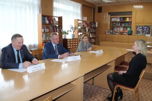 Для суземских хоккеисток депутат областной Думы приобретет часть экипировки