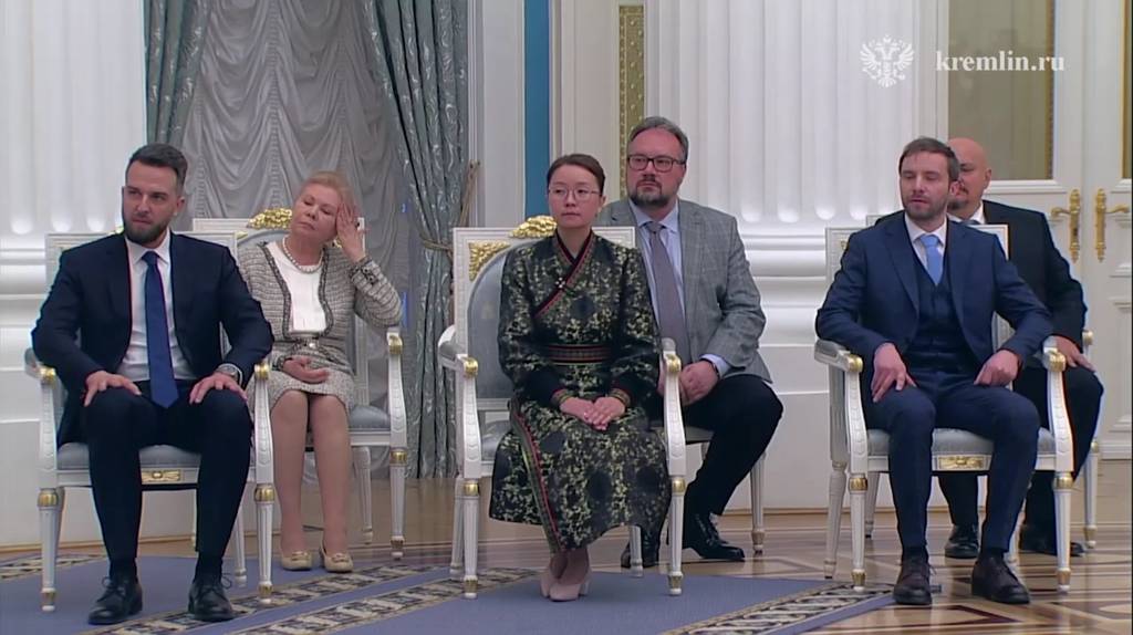 Брянский художник Алексей Крюков подарил Путину картину, посвященную детям Донбасса