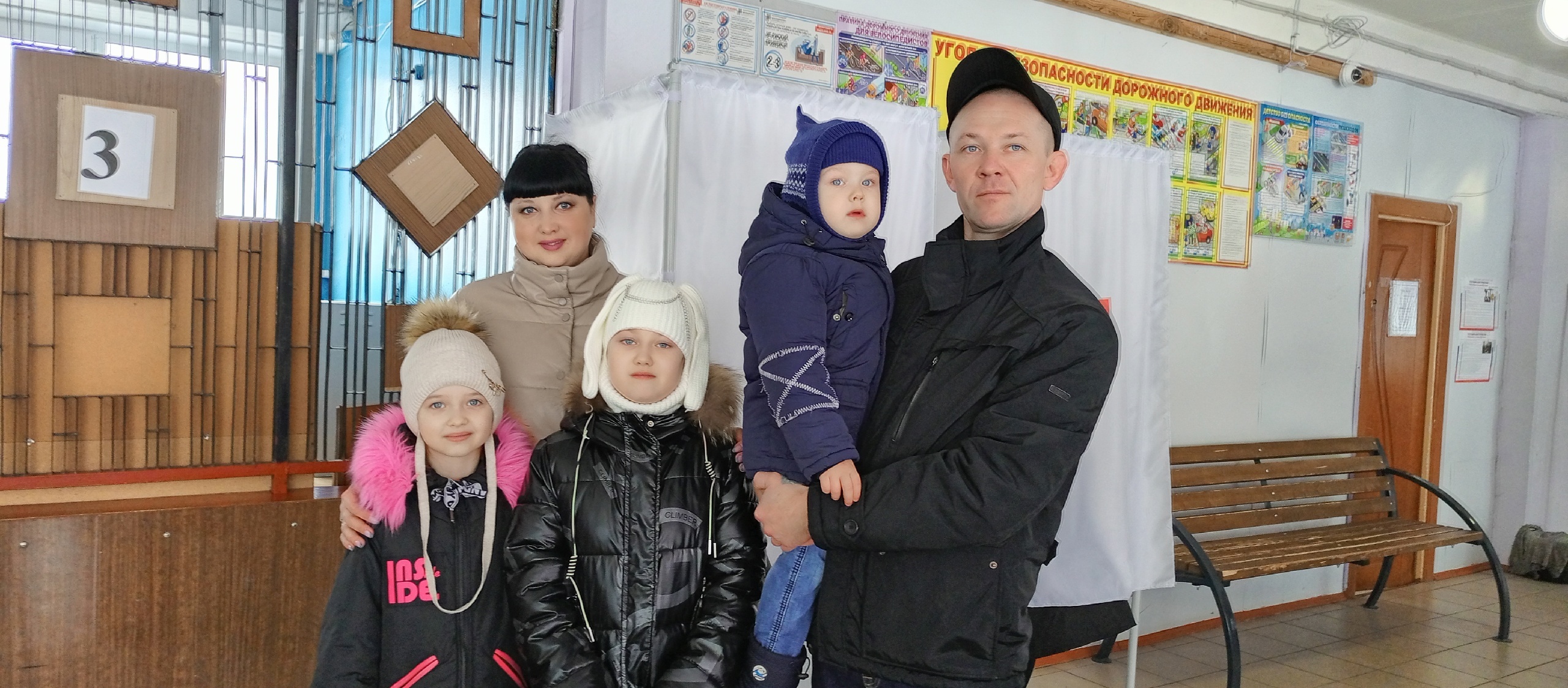 Многодетная карачевская семья приняла участие в выборах президента РФ