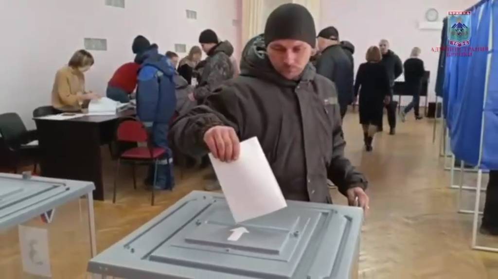 Строители Брянщины голосуют в подшефной Брянке