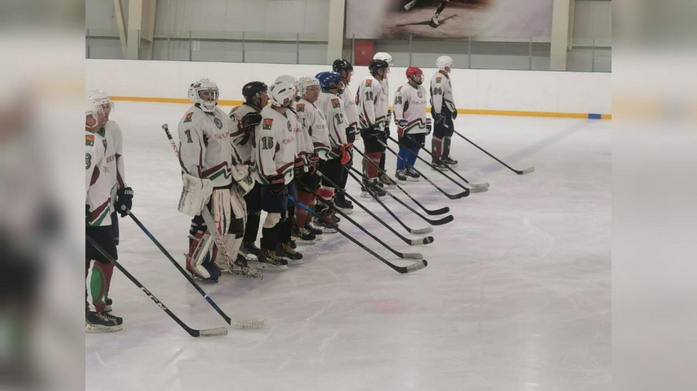 В брянской Жуковке проходит захватывающий хоккейный матч