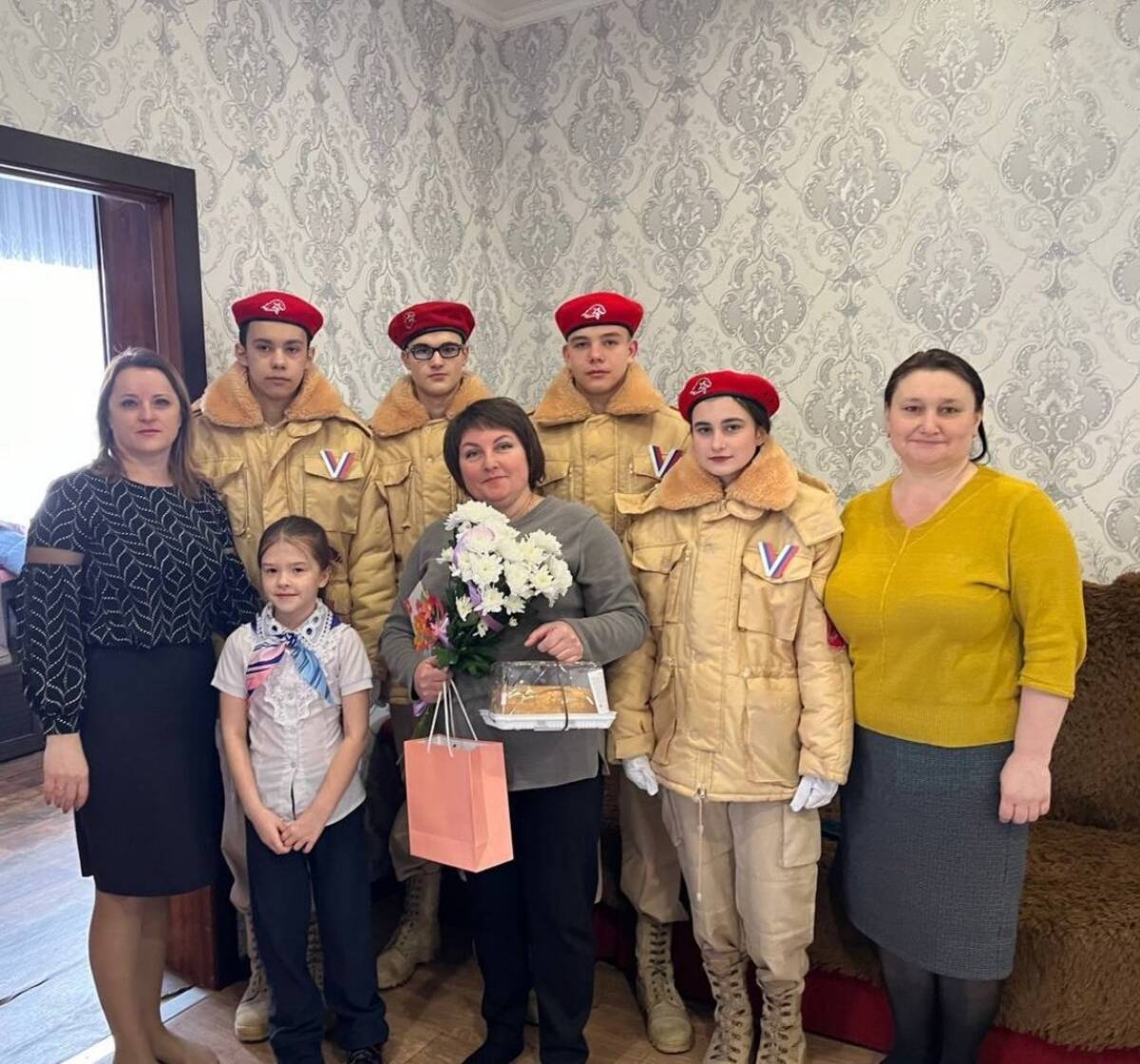 В брянских Комаричах школьники поздравили с Международным женским днем  маму героя СВО