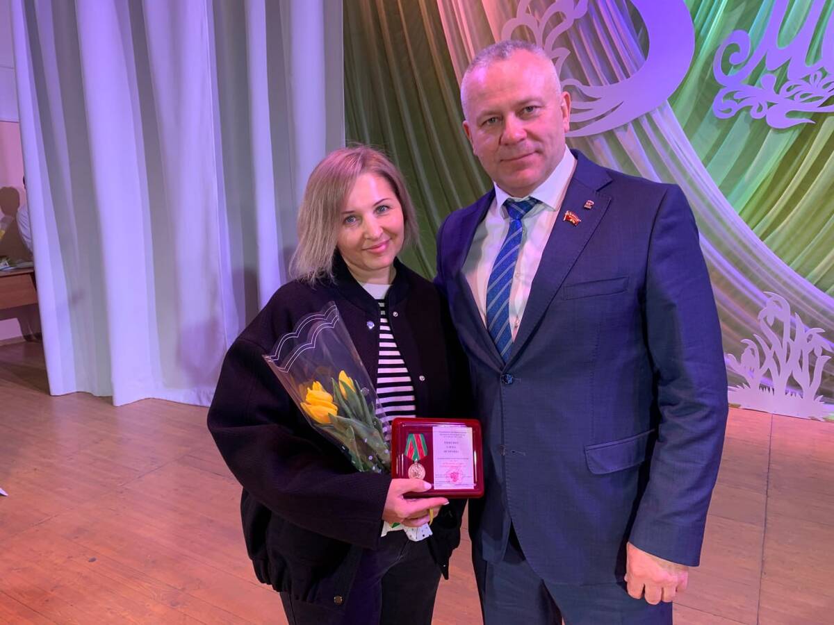 Председатель Брянской областной Думы Валентин Суббот поздравил с 8 Марта женщин Погарского района