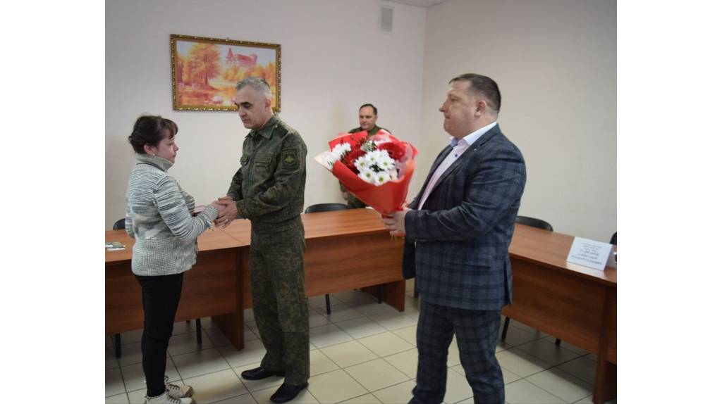 В брянском поселке Выгоничи передали матерям героев СВО ордена Мужества