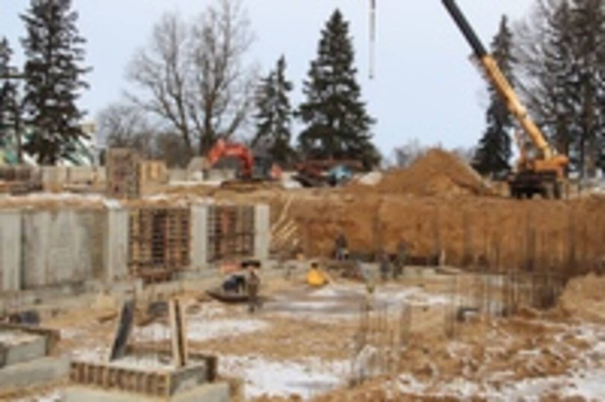 В Брасовском районе на строительстве Локотского спортивно-оздоровительного комплекса возводят опорные стены