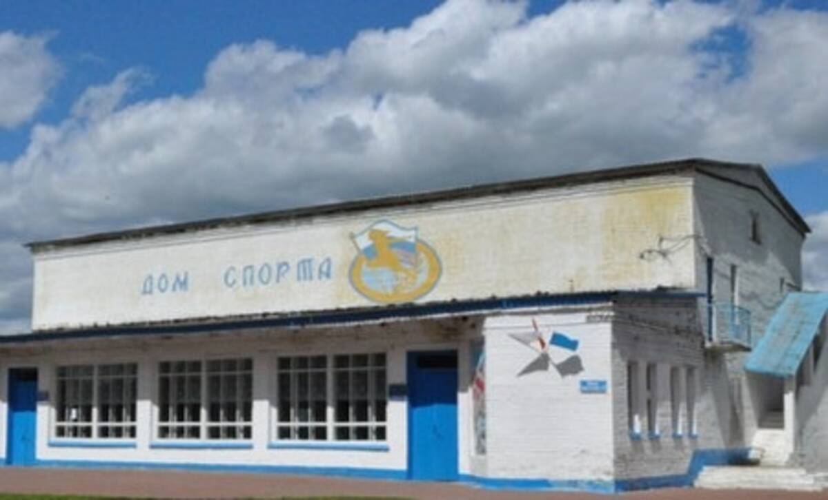 В поселке Комаричи приступили к ремонту здания Дома спорта