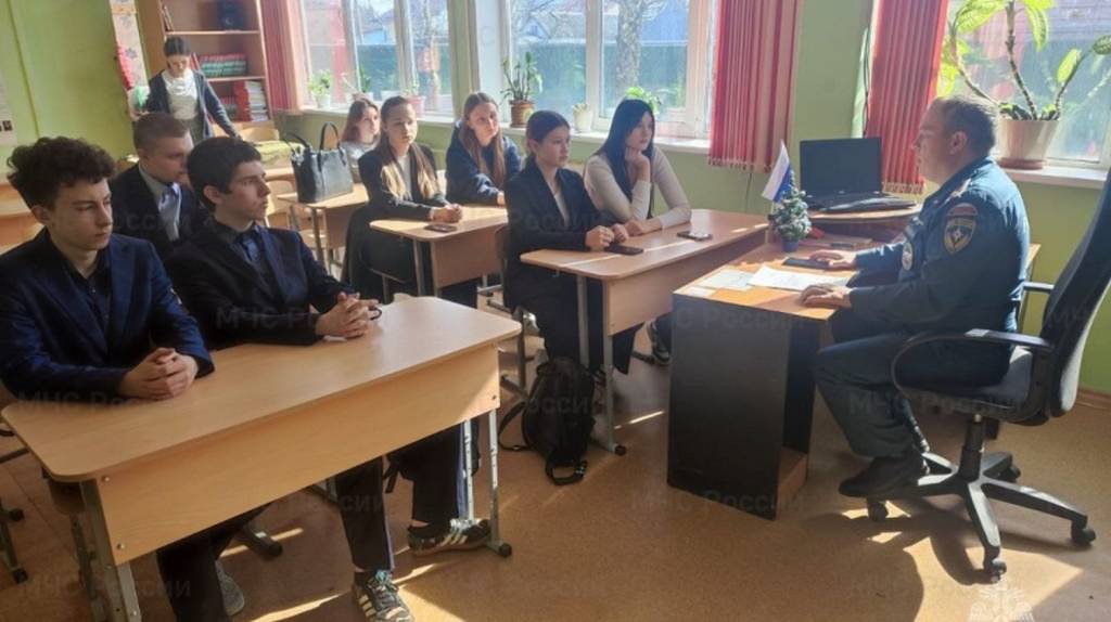 Для брянских кадетов прошёл урок пожарной безопасности