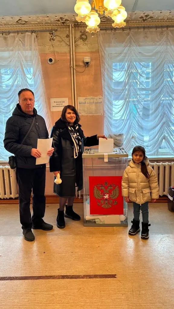 Карачевские супруги Тереховы пришли проголосовать вместе с внучкой