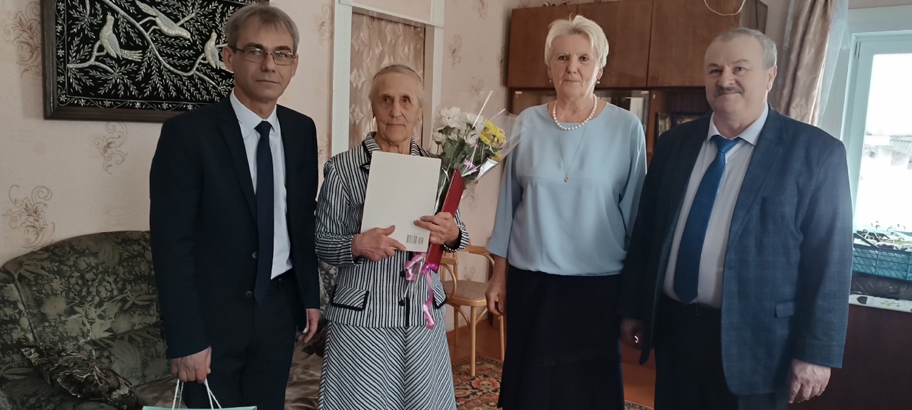 Руководители Карачевского района поздравили с 90-летним юбилеем жительницу села Верхополье