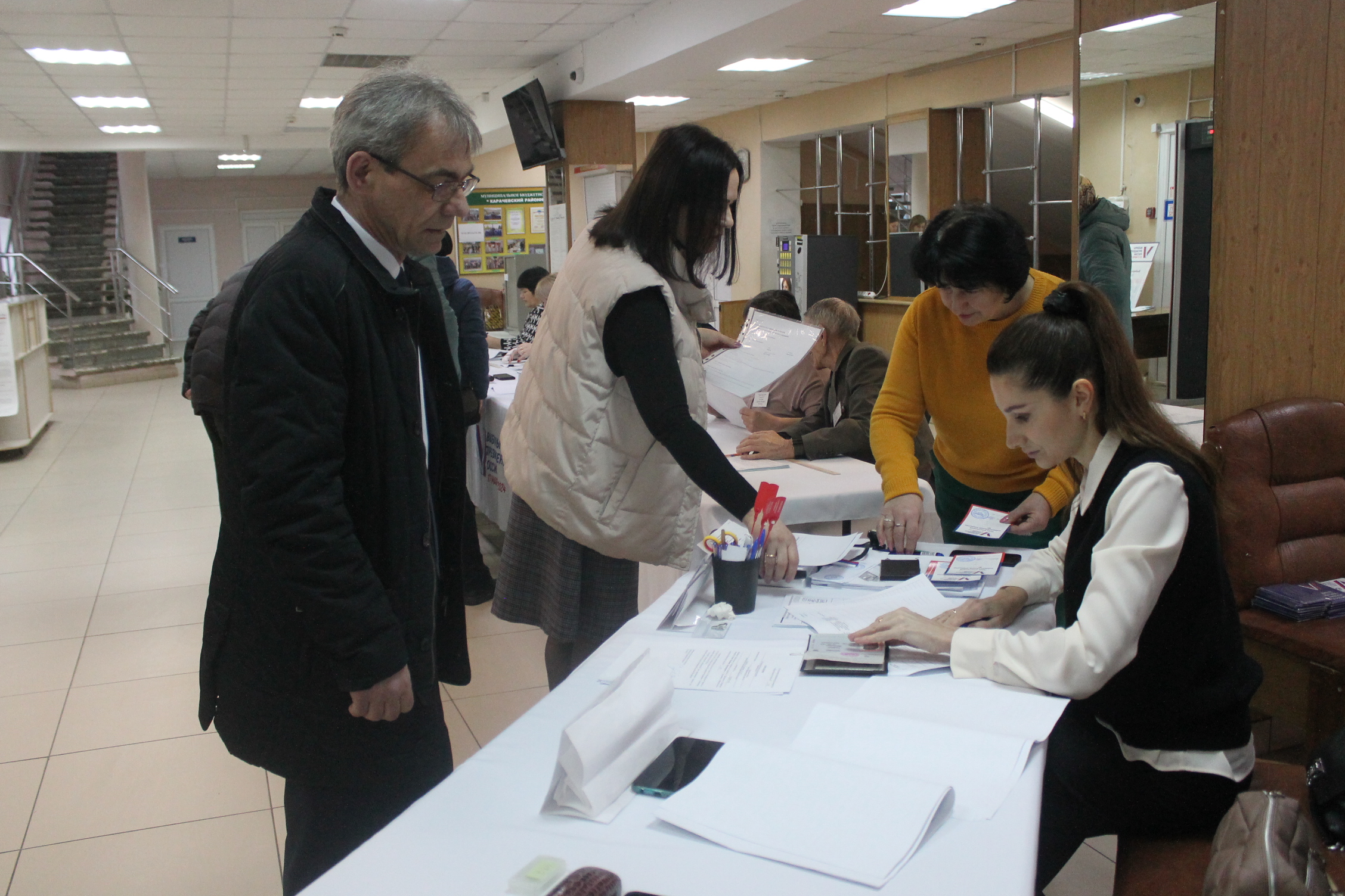 Исполняющий обязанности главы администрации Карачевского района Владимир Потурайко проголосовал на выборах Президента России