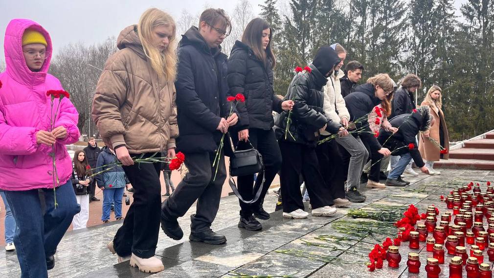 В Брянске образовался стихийный мемориал памяти погибших в теракте