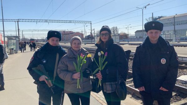 Брянские транспортные полицейские провели акцию «8 Марта – в каждый дом»