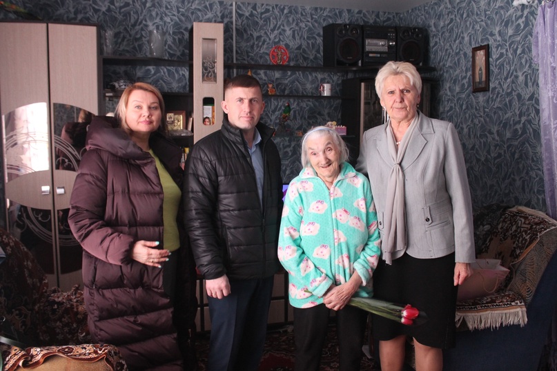 В Карачевском районе поздравили женщин-ветеранов