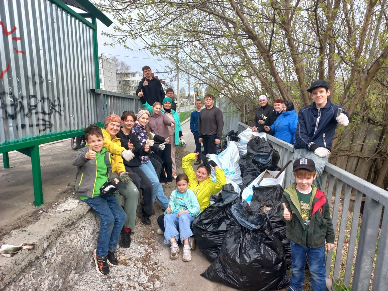 Карачевские добровольцы провели субботник на территории «Святого источника»