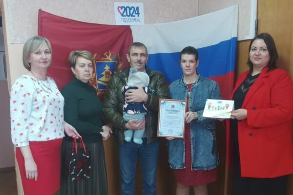 В Комаричском районе сертификат многодетной маме вручили